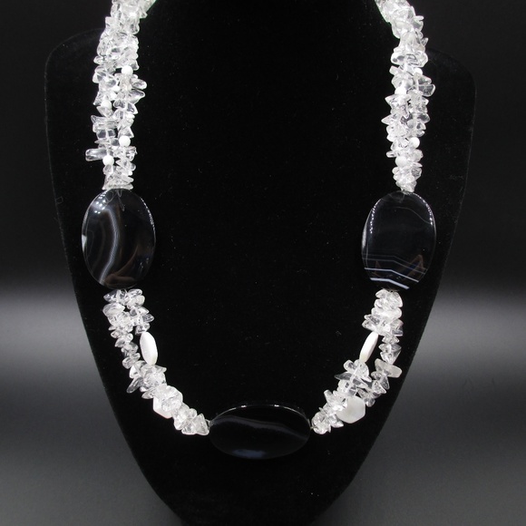 Jewelry - 20 Inch Clear Stone Chips & Black Stone Necklace